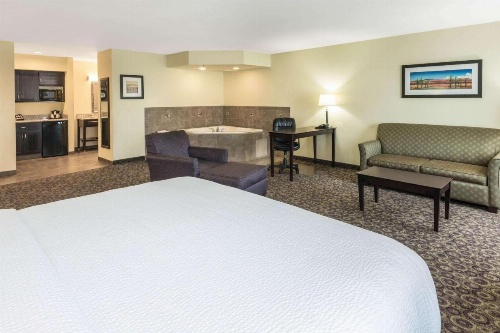 La Quinta Inn & Suites by Wyndham Las Vegas Airport South image 11